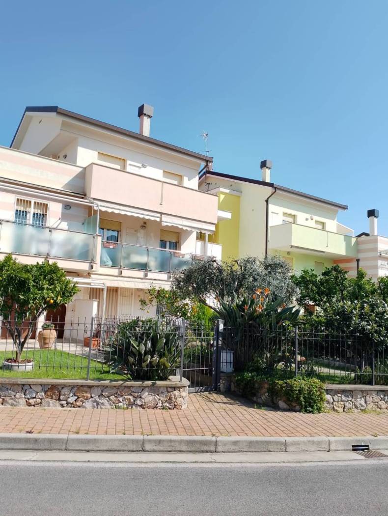 Nella collina di Borghetto Santo Spirito , a 400 m dal mare, in posizione tranquilla e immersa nel verde, vendesi bilocale finemente arredato con 