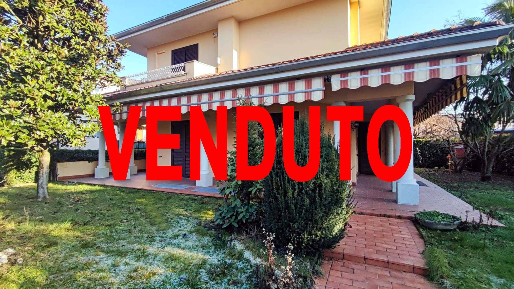 In località Bernate, nel cuore della zona residenziale di Arcore e a pochi minuti dal centro cittadino, elegante villa singola con una superficie 