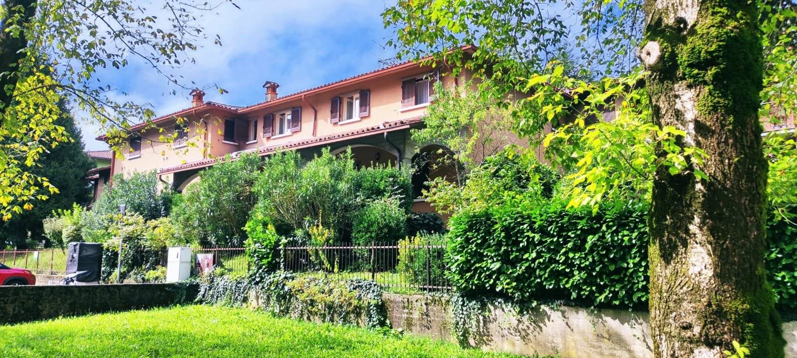 In una delle zone più suggestive di Spinone al Lago, a pochi metri dalle rive e dalla spiaggia, proponiamo in vendita un ampio 2 locali situato al 