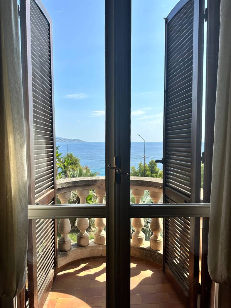 Sanremo, Italy: Sea View, just steps from the beach. Majestic villa for sale, freestanding on four sides. Large garden with room to install a 