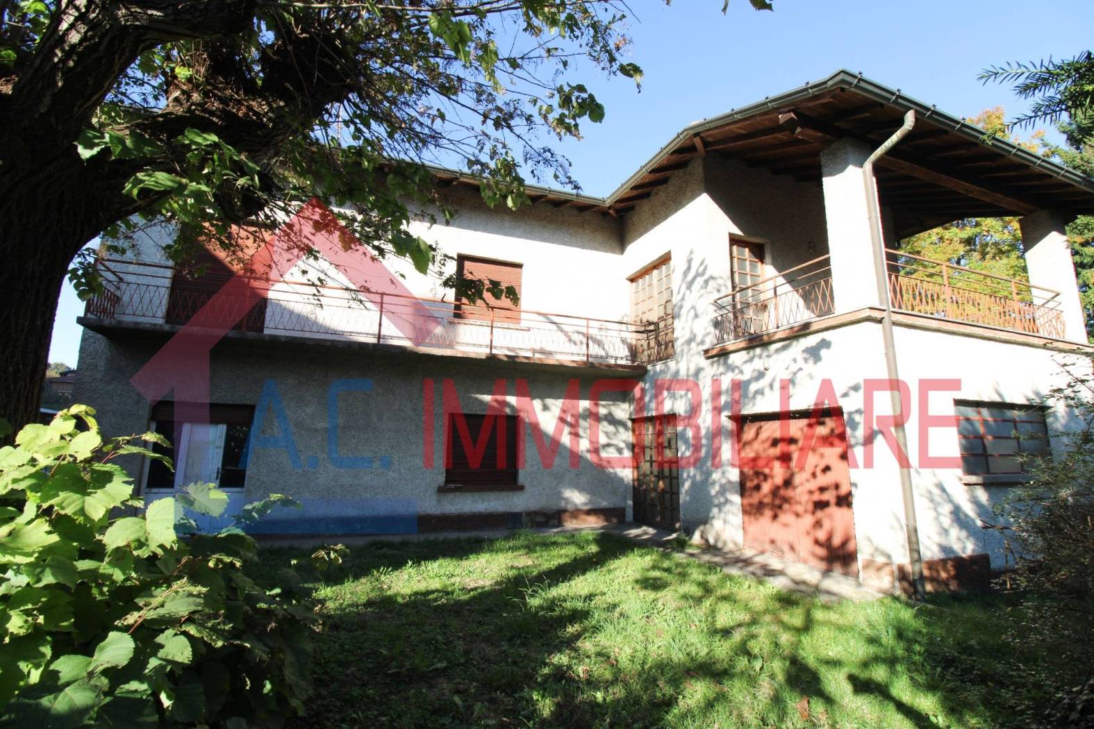 In zona centrale del paese proponiamo tipica casa lombarda libera su quattro lati con ampio giardino privato. La soluzione è composta a piano terra 