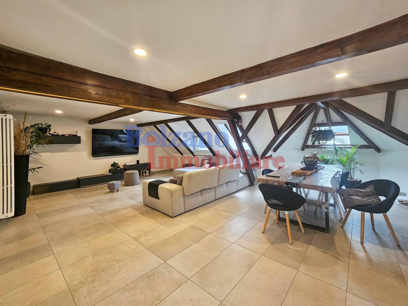 Diese elegante Dachgeschosswohnung im Herzen von Bozen bietet eine zentrale und günstige Lage, nur wenige Schritte von Supermärkten und dem 