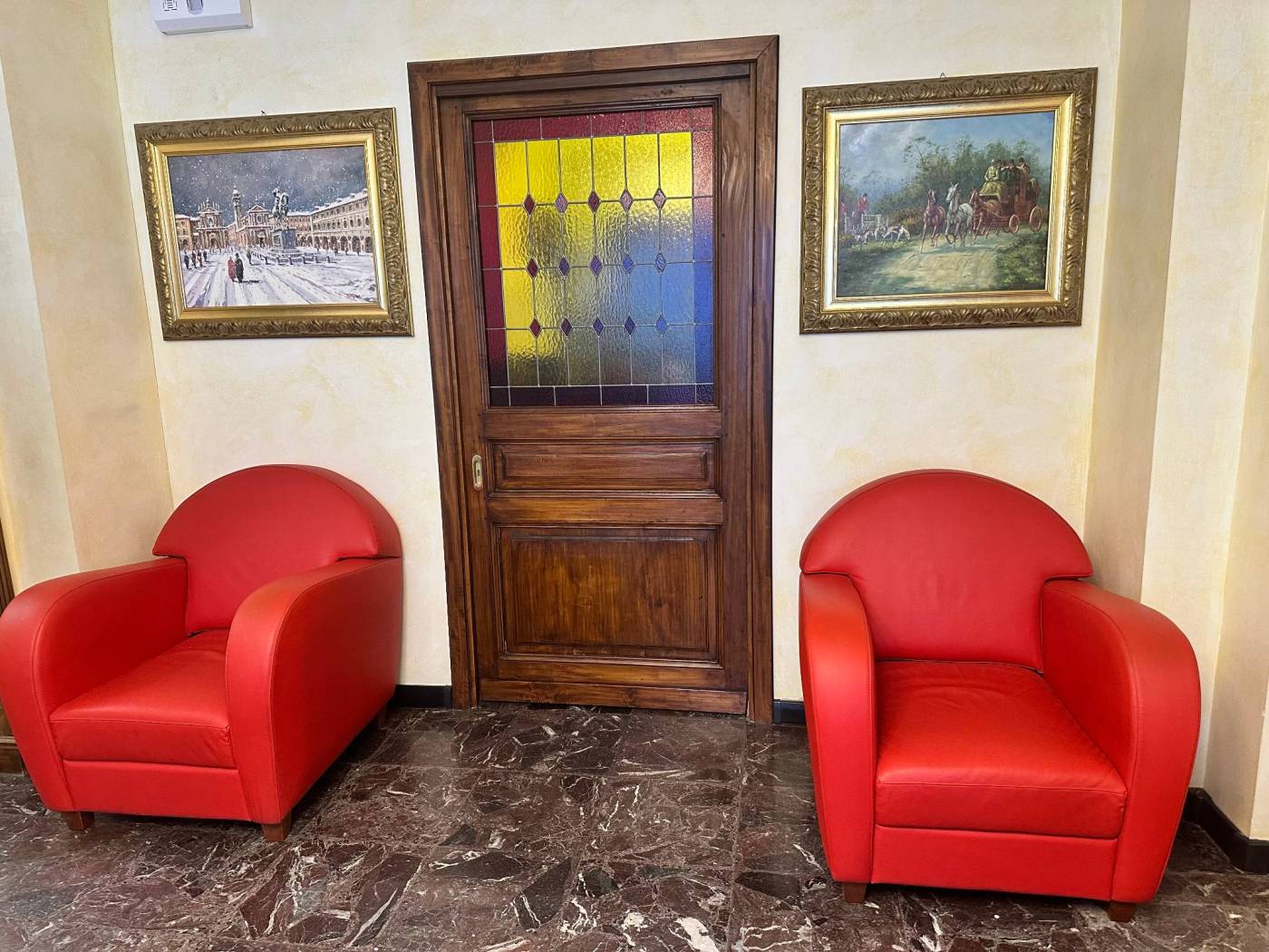 Piemonte Torino a pochi km dall'Aereoporto di Caselle Torinese si affitta Intero stabile molto spazioso e imponenete adatto a sviluppo Attività come 