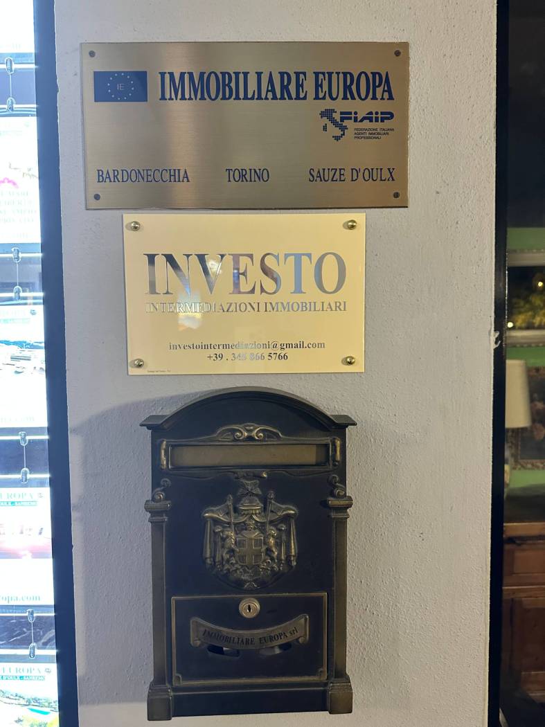 Torino a pochi km dall'Aereoporto di Caselle Torinese si affitta Intero stabile adatto a sviluppo Attività come Casa di Riposo o nel Sociale , ottime 