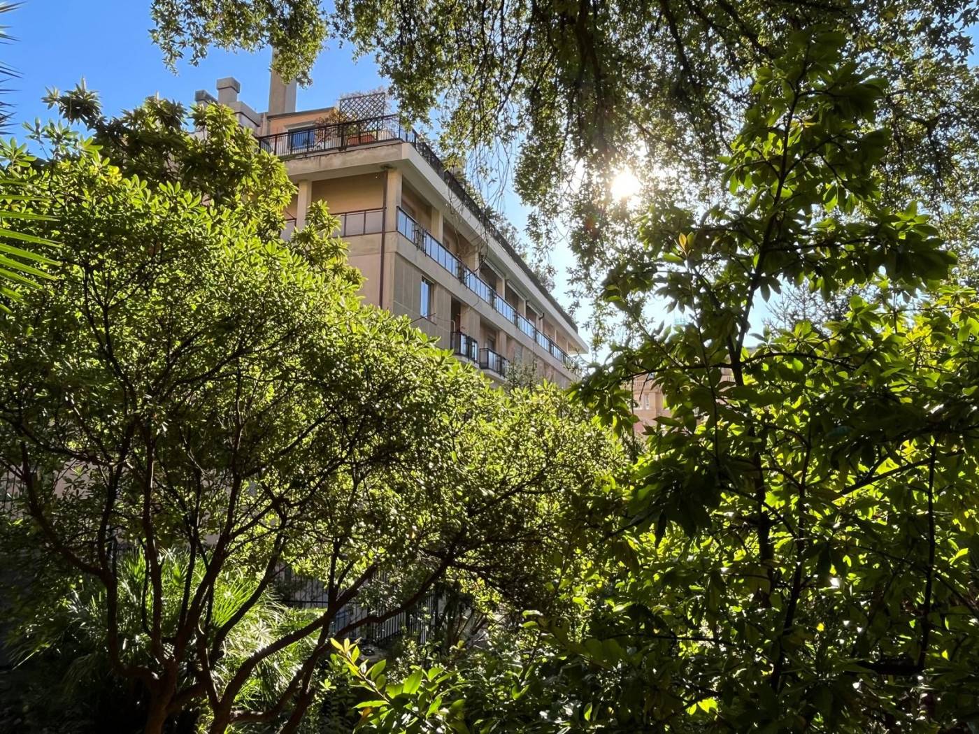 CASTELLETTO VIA BERTORA, traversa di Via Assarotti , in palazzo molto signorile affittiamo appartamento prestigioso posto al penultimo piano con 2 