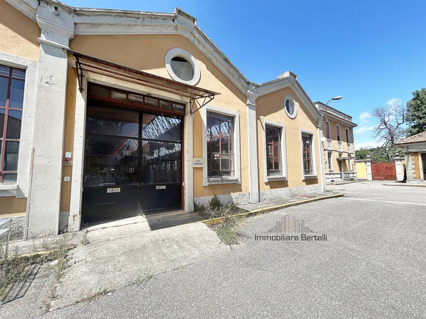 VIA MEUCCI 43 - SPAZI COMMERCIALI - Nella vecchia fabbrica di produzione dell'Ovomaltina, riconvertita in epoca recente in area commerciale ed 