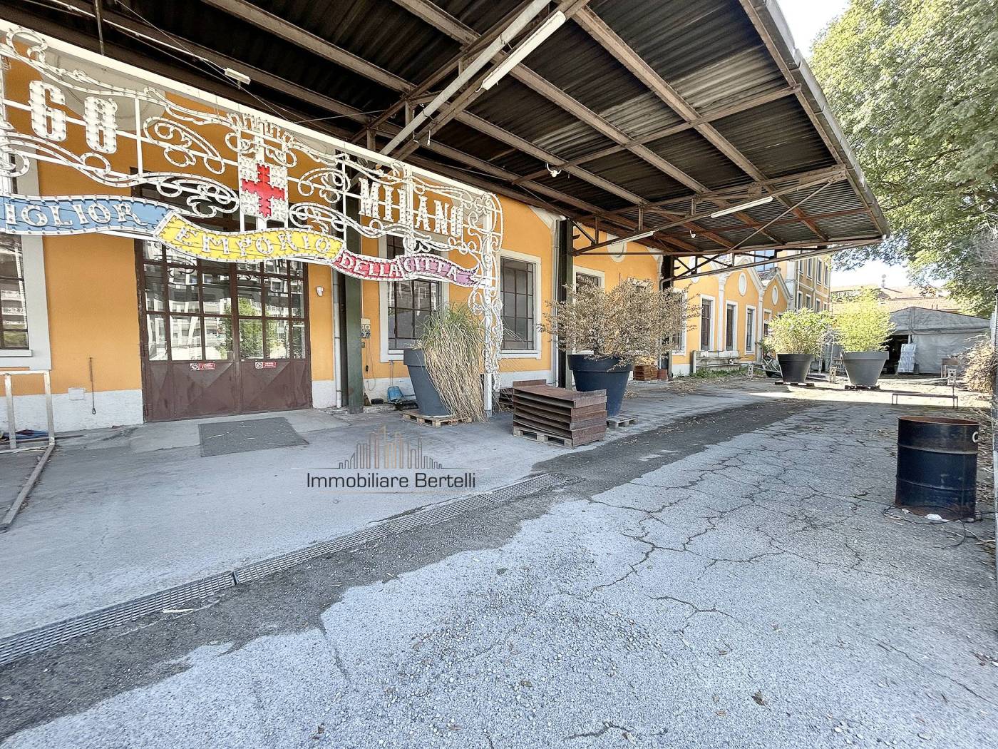 VIA MEUCCI 43 - SPAZI COMMERCIALI - Nella vecchia fabbrica di produzione dell'Ovomaltina, riconvertita in epoca recente in area commerciale ed 