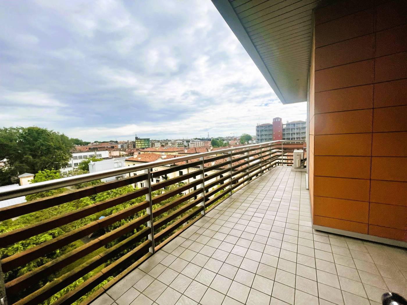 In posizione centrale ma tranquilla, a pochi passi da tutti i servizi e a soli 10 minuti da Venezia, proponiamo splendido attico di circa 80 mq al 5° 