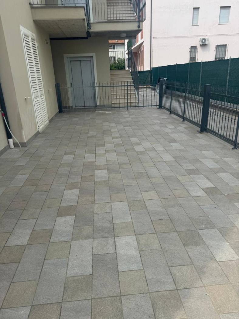 Sei alla ricerca di una soluzione seminuova con ingresso indipendente e a due passi dal mare? Ti proponiamo allora a Civitanova Marche questo 