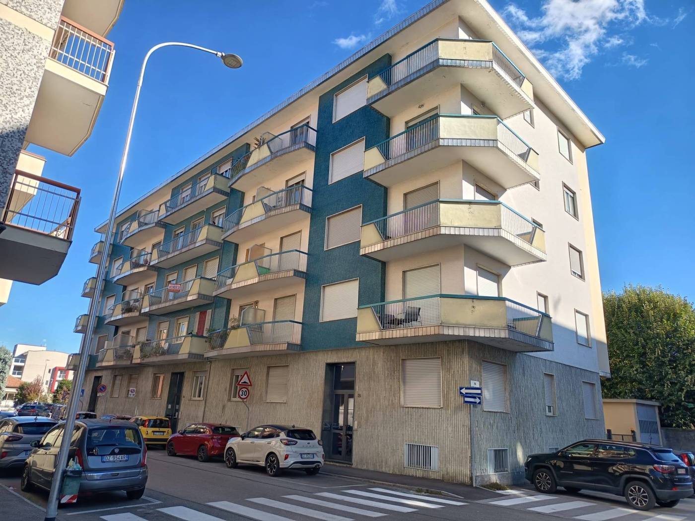 PINEROLO - Davanti alla Parrocchia Madonna di Fatima e più precisamente in via Caprilli n. 18, proponiamo in affito luminoso bilocale non arredato 