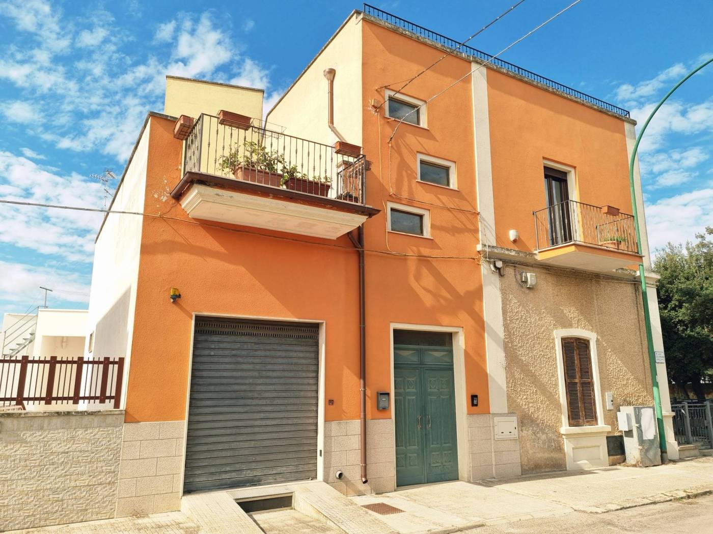 La nostra agenzia v'invita a scoprire questa splendida casa indipendente al primo piano, situata in una zona semicentrale e strategica, proprio di 