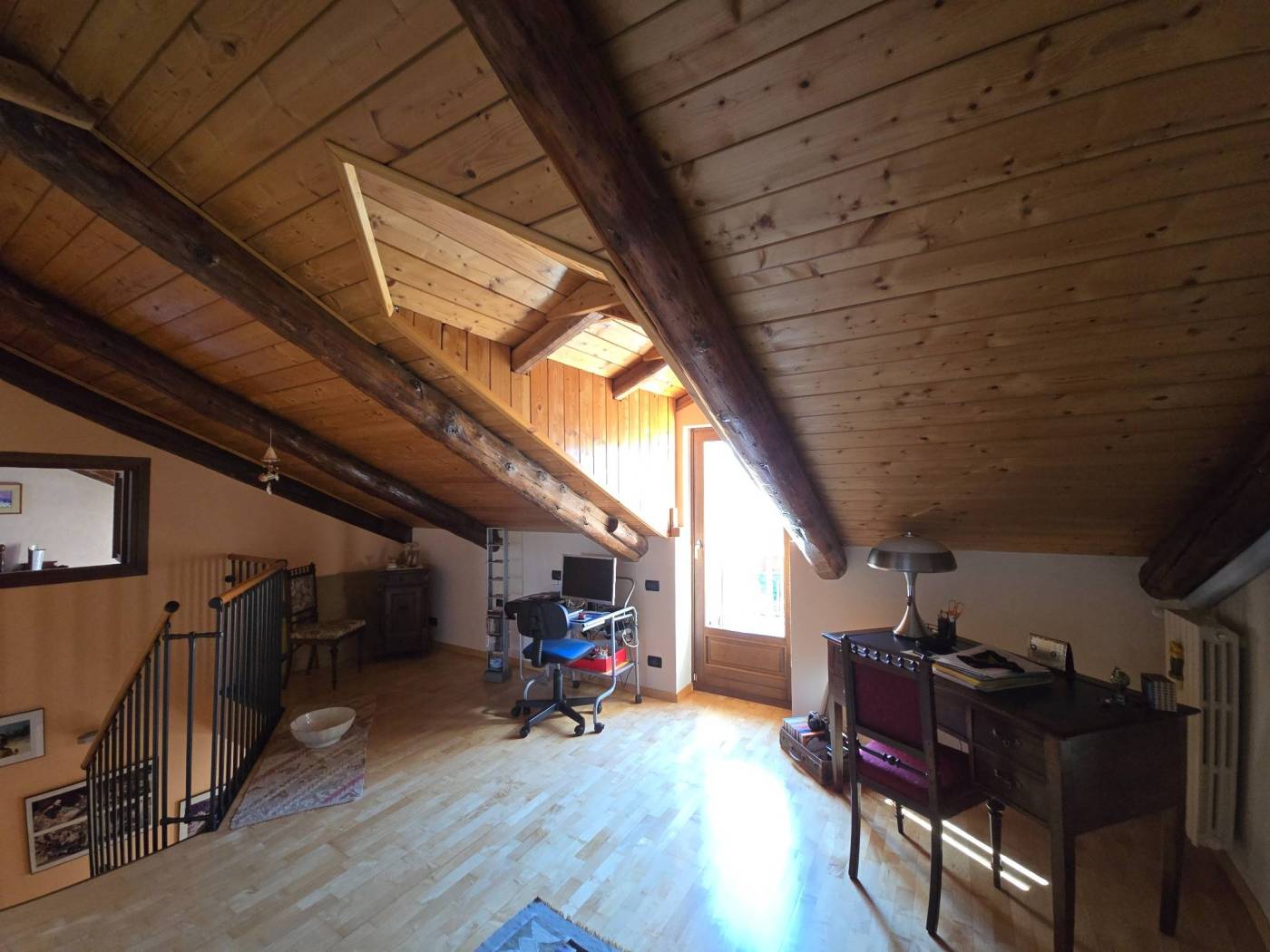 Scopri la tua nuova casa a Brandizzo, una splendida villetta bifamiliare in vendita, ideale per famiglie di tutte le età. Situata in una posizione 