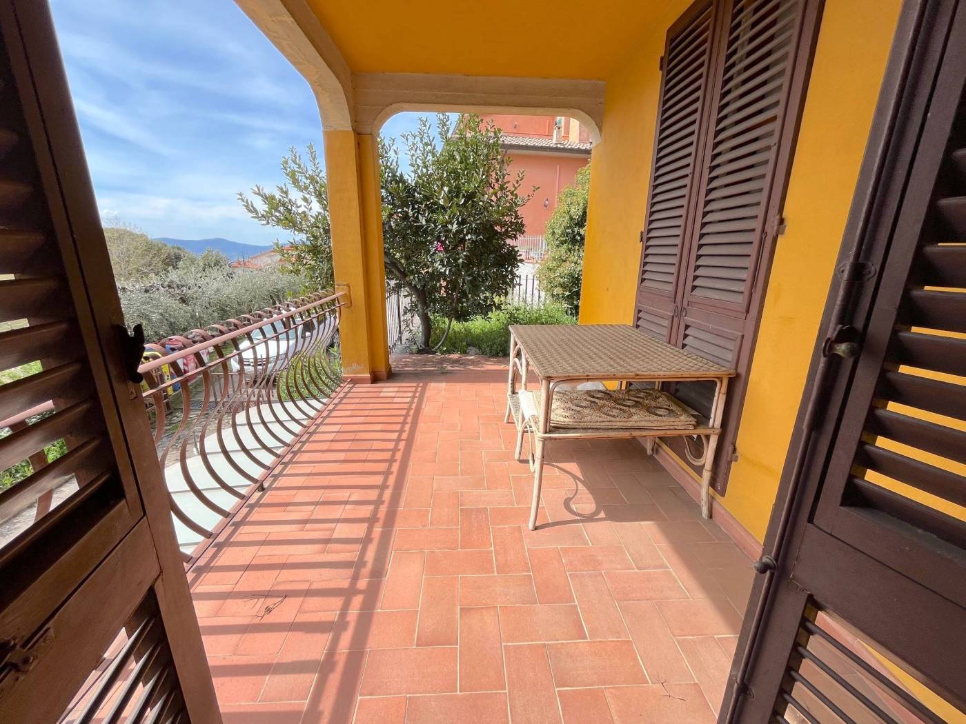 VE45BORE - REGGELLO CENTRO-APPARTAMENTO BIFAMILIARE GIARDINO GARAGE Eu. 260.000 NOSTRA ESCLUSIVA In posizione dominante con bellissimo panorama sulla 