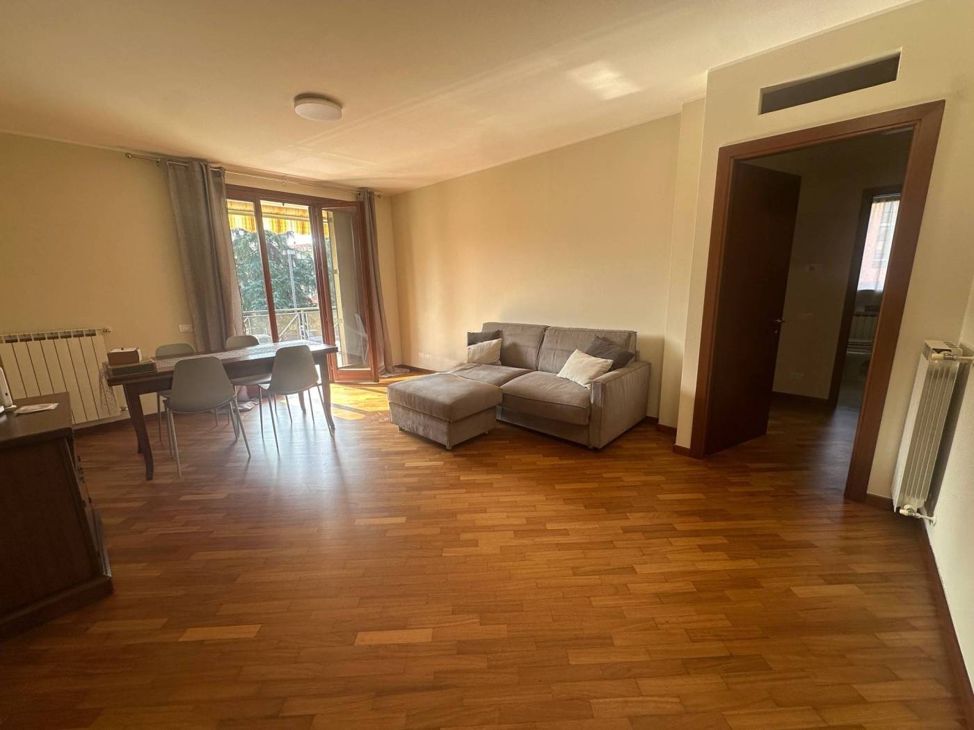 A Urgnano a due passi dal centro, in contesto residenziale ottimamente tenuto e servito da ascensore vendiamo ampio quadrilocale con doppi servizi. 