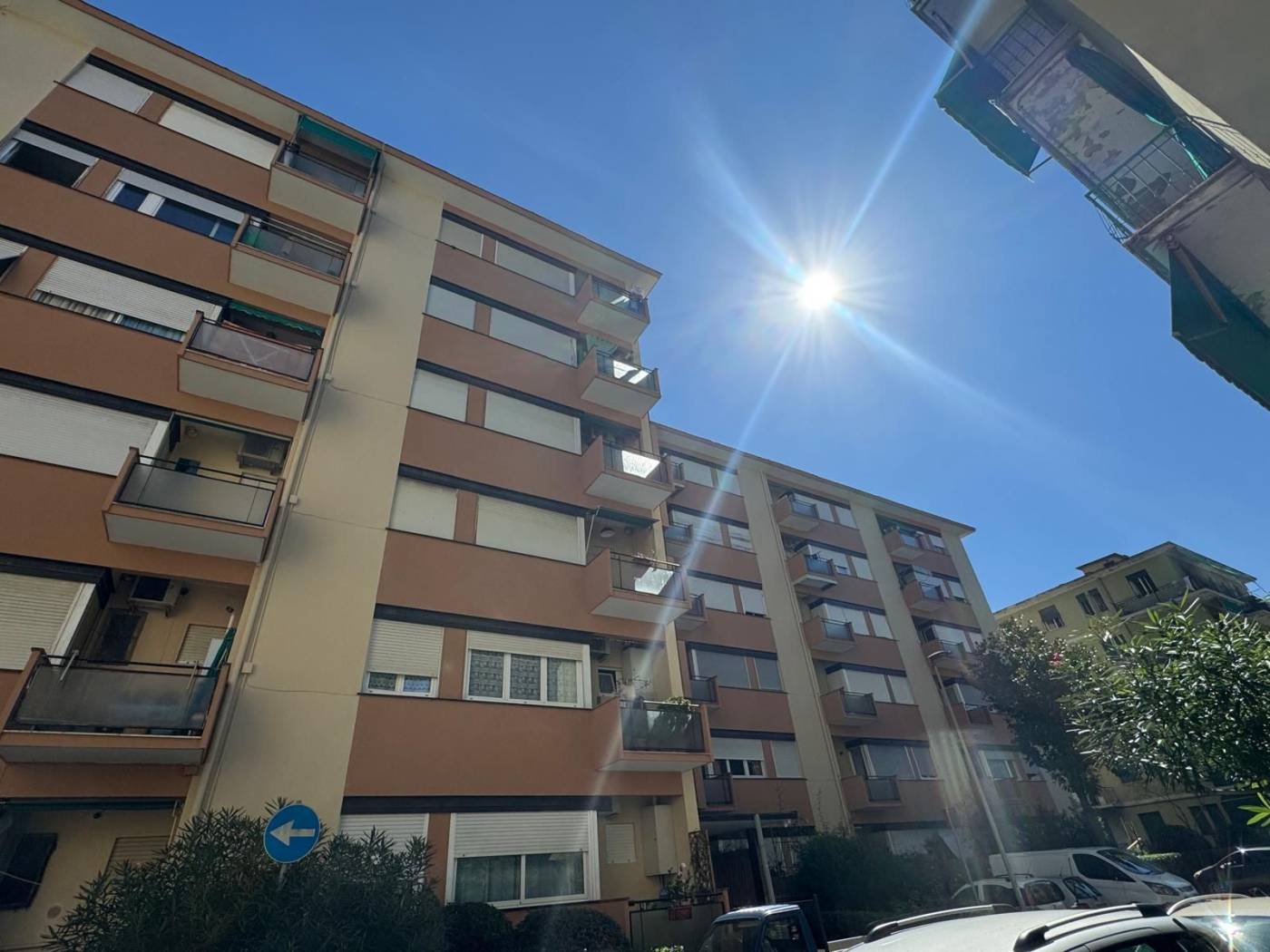 **Appartamento in Vendita a Rapallo - Zona Golf** Scopri questo affascinante bilocale di 45 mq situato nella zona del Golf di Rapallo. Immerso in un 