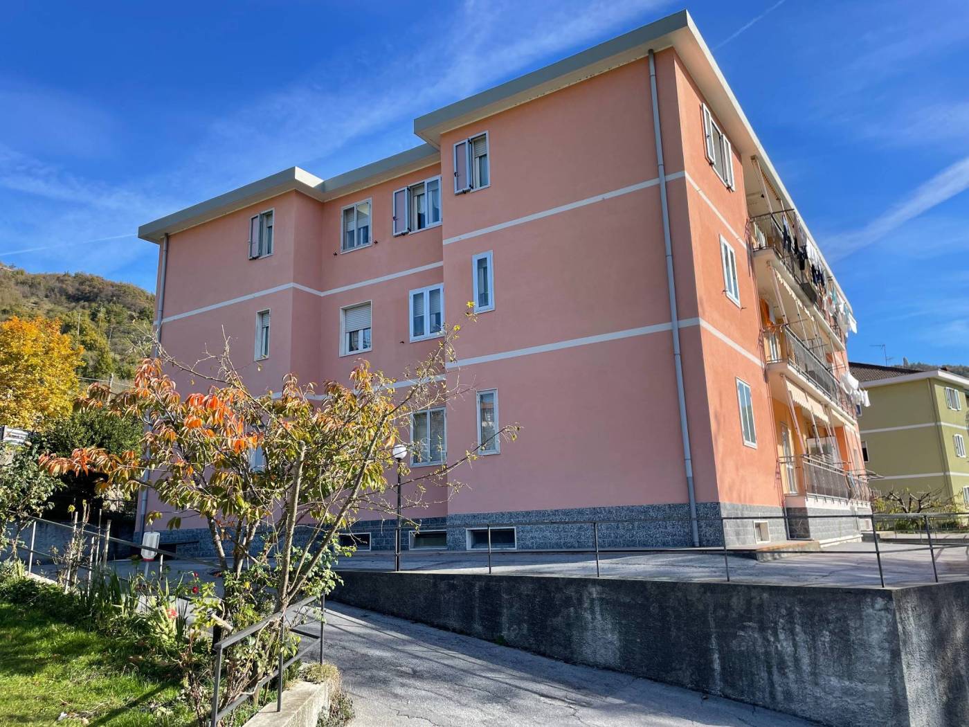 Ci troviamo in una zona tranquilla, a pochi passi dal centro di Casella. Proponiamo un appartamento a piano comodo, in ottime condizioni pronto per 