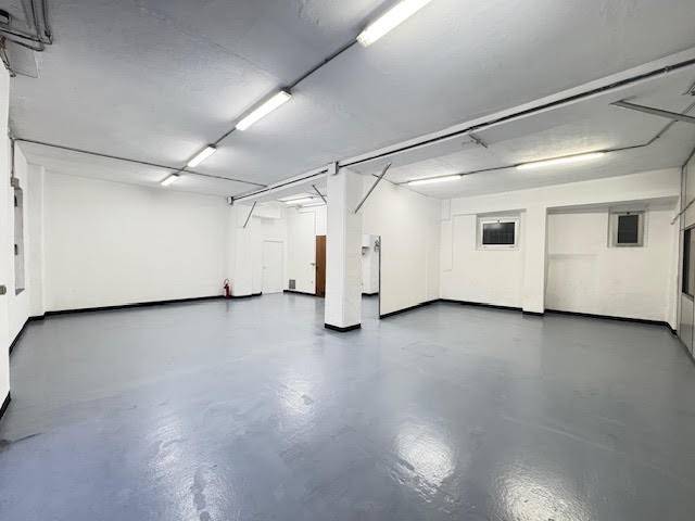 VIALE CEMBRANO - Proponiamo in locazione, a livello strada in viale Cembrano, un ampio e comodo magazzino di circa 170 mq, internamente così 