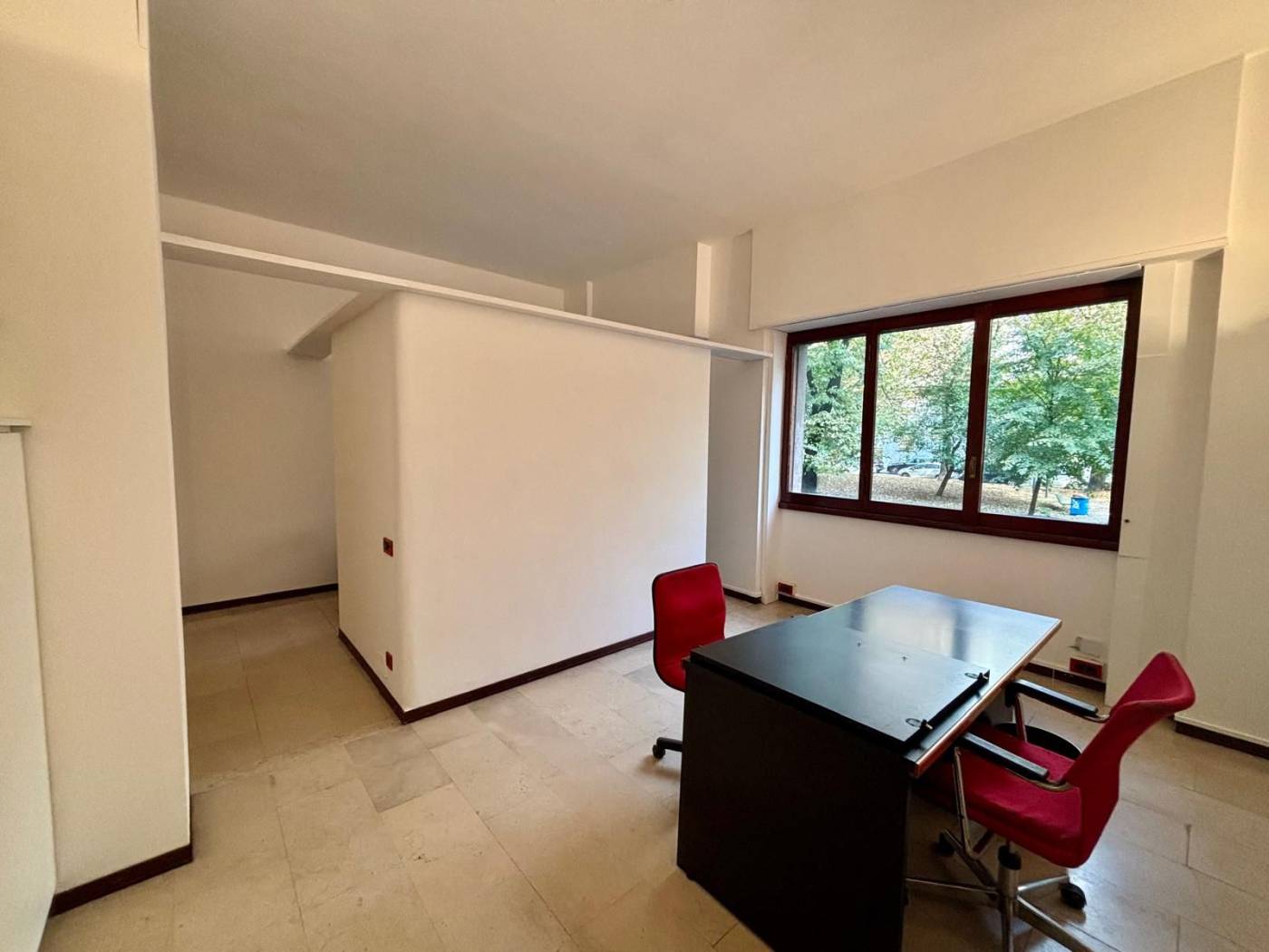 In stabile anni '70 affittiamo grazioso ufficio composto da ingresso, due locali, piccolo ripostiglio e bagno con doccia; il tutto può essere locato 