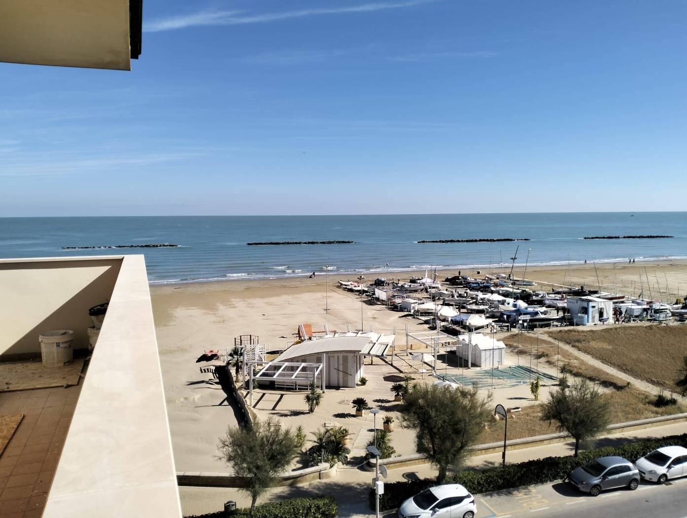 SENIGALLIA, in prima fila sul lungomare Mameli con vista spettacolare, appartamento in condominio al quarto e penultimo piano, dotato di ascensore e 