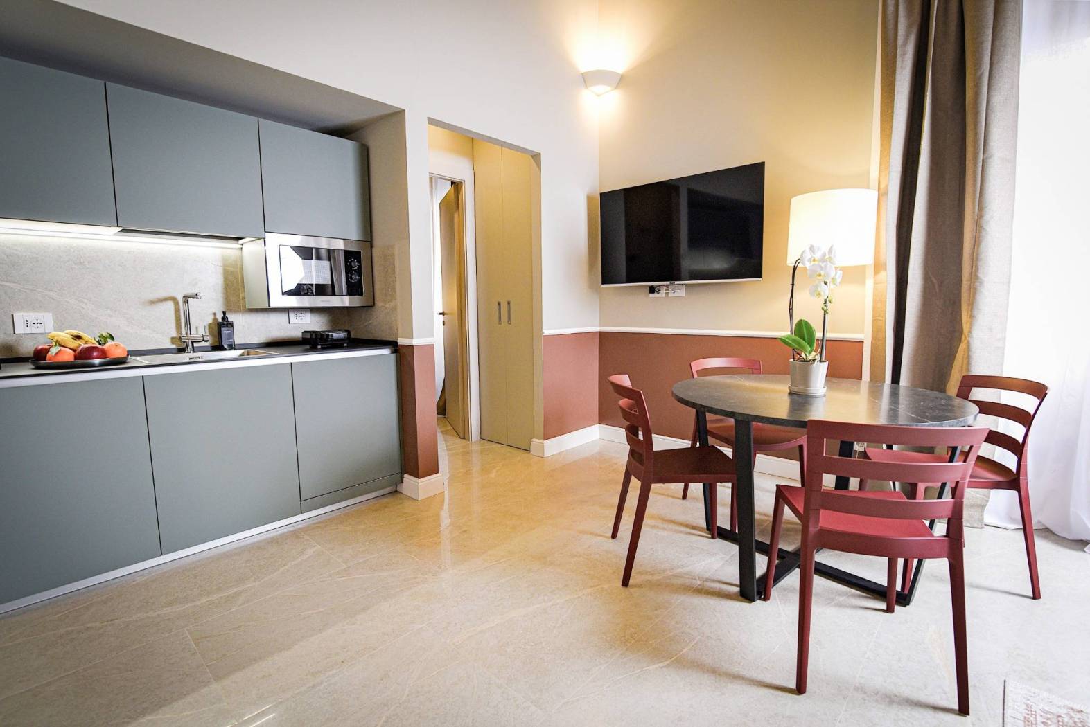 GENOVA-PIAZZA CORVETTO: Proponiamo in locazione elegante appartamento appena ristrutturato all'interno di un palazzo ottocentesco, situato nel centro 