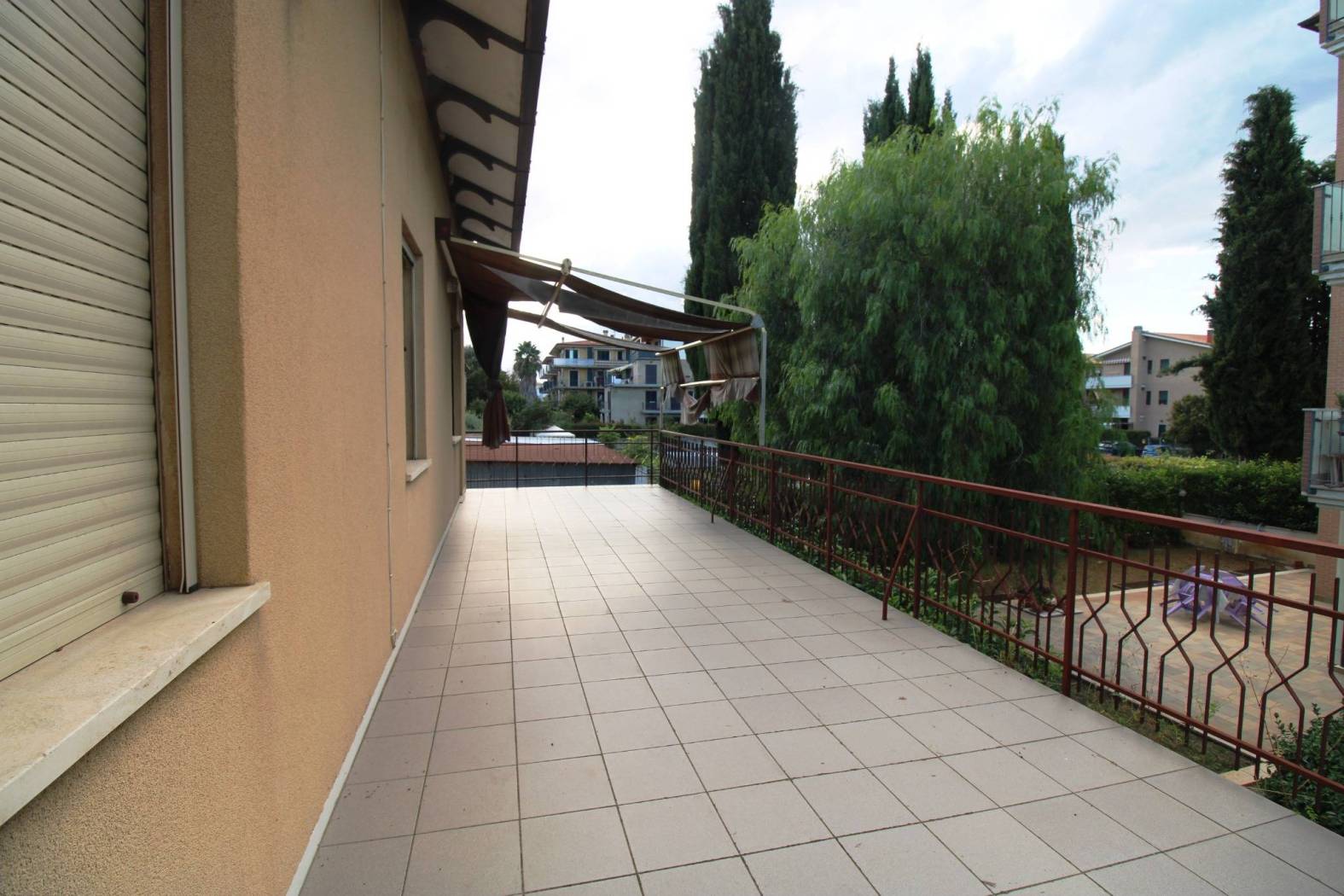 In posizione strategica e servitissima, nelle immediate vicinanze delle principali vie di comunicazione e a poca distanza dal mare, proponiamo in 