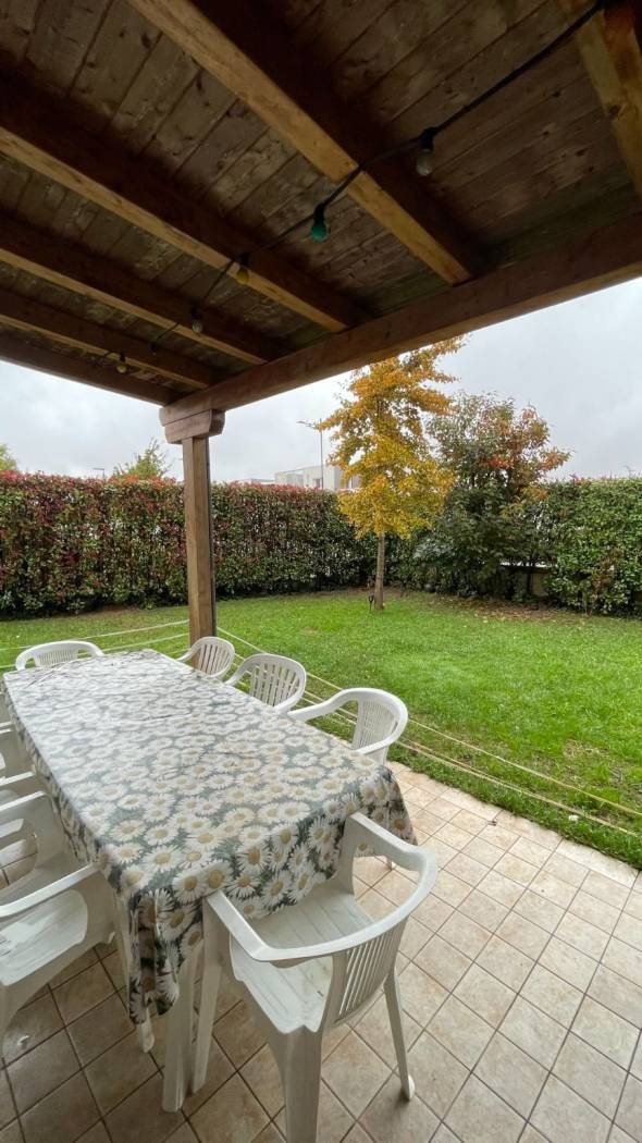 Meravigliosa villetta bifamiliare in centro a Salzano a pochissimi passi da scuole materne , elementari e tutti i servizi necessari e utili ogni 