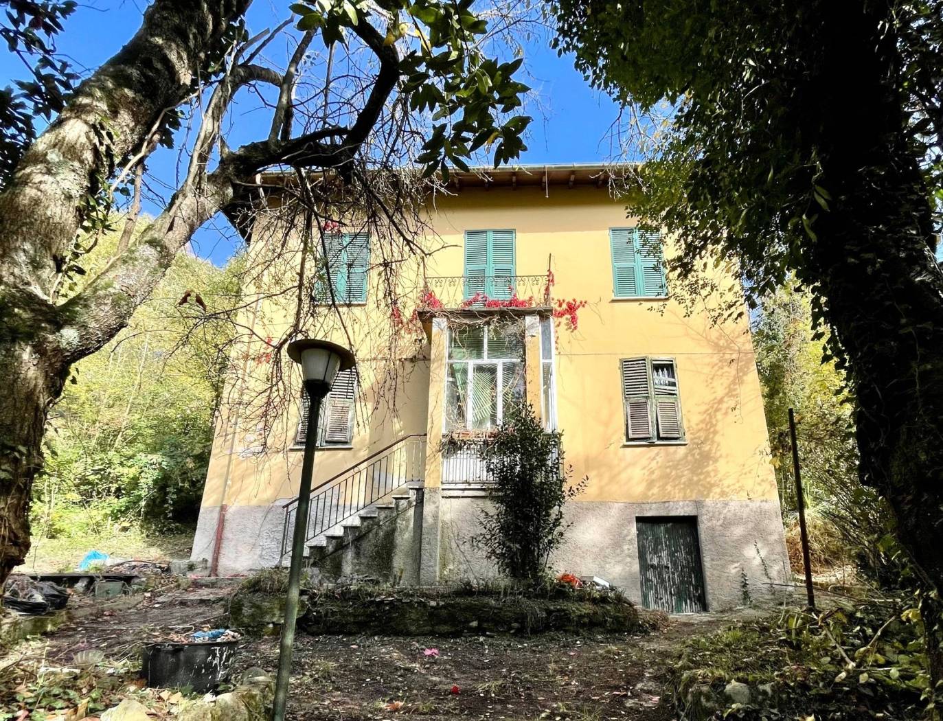 Proponiamo casa indipendente bifamiliare disposta su due livelli abitativi. La casa necessita di interventi di ristrutturazione generali prima di 