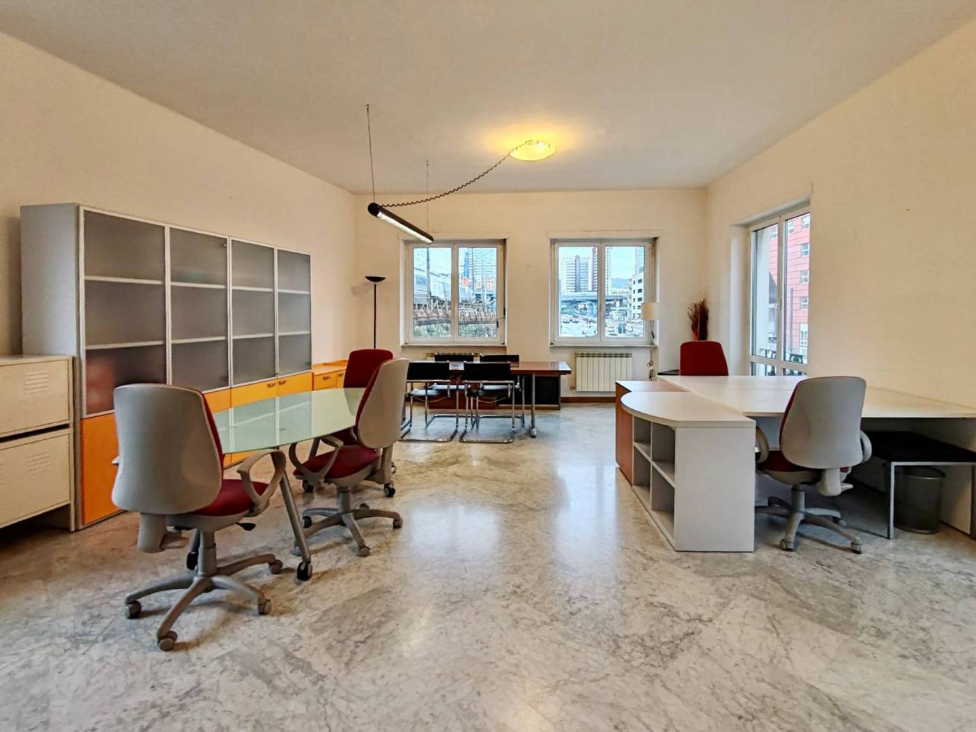 In Via DI Francia VENDIAMO un ufficio situato in una posizione strategica vicino all'ingresso dell'autostrada e alla stazione ferroviaria di 