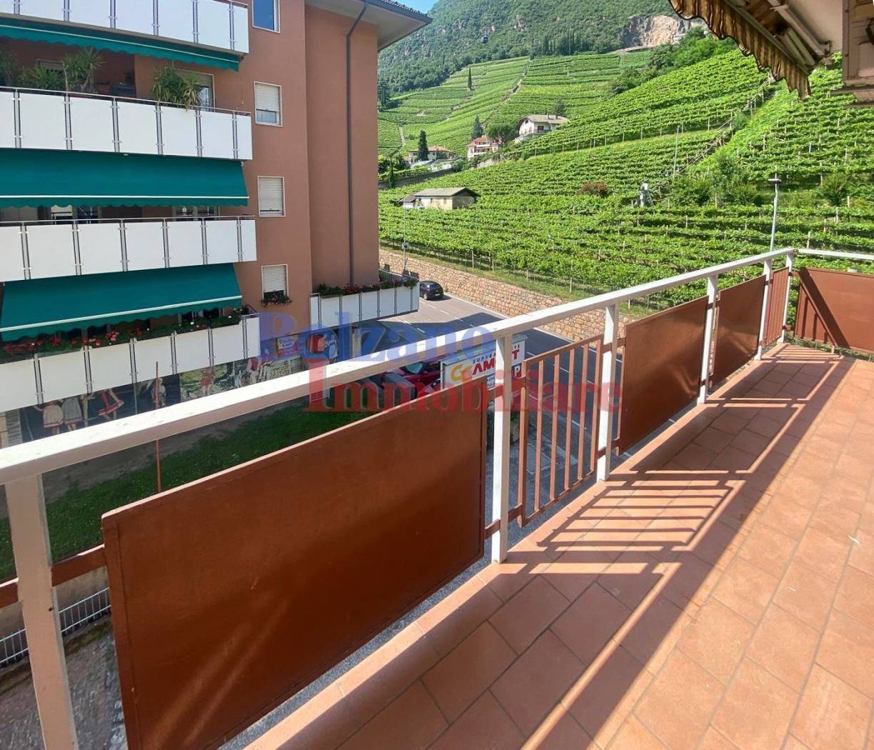 Ein charmantes, bezugsfertiges Studio-Apartment in der Via Rencio. Die kürzlich renovierte Immobilie bietet ein modernes und einladendes Ambiente und 