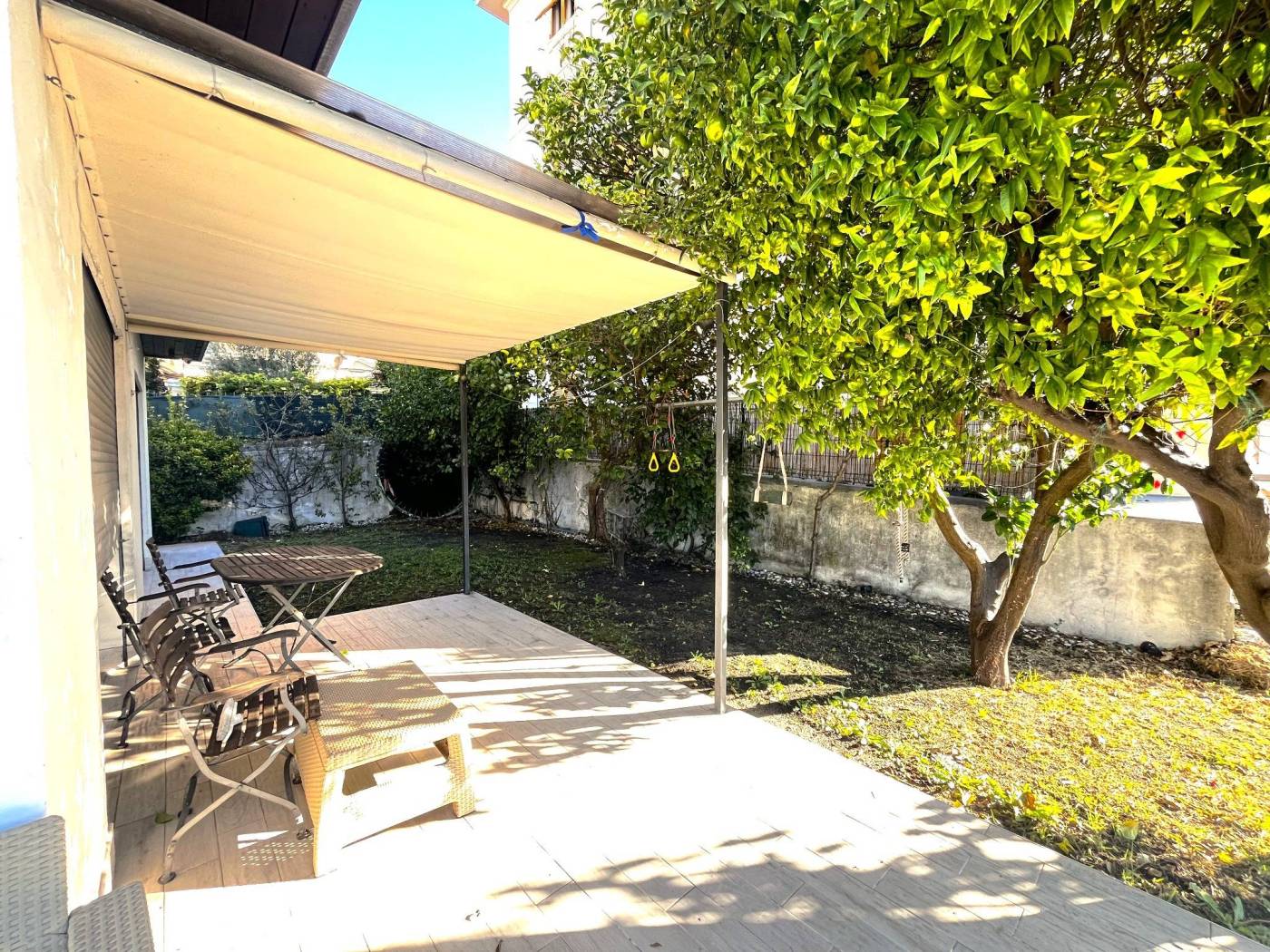 QUINTO – VIA CABRUNA : Proponiamo in vendita un villino indipendente di recente costruzione, completamente ristrutturato con finiture di pregio e 