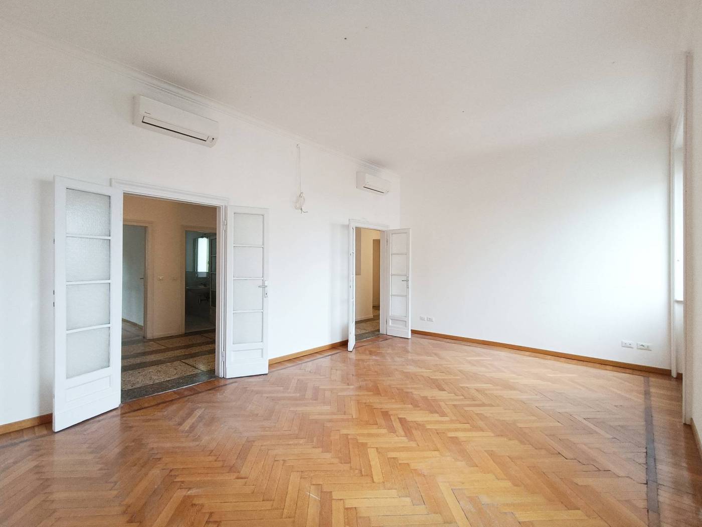 Via Larga/Duomo. In contesto elegante di rappresentanza, proponiamo al 5° piano, spazio ad uso ufficio di mq 264 con doppia esposizione - luminoso e 