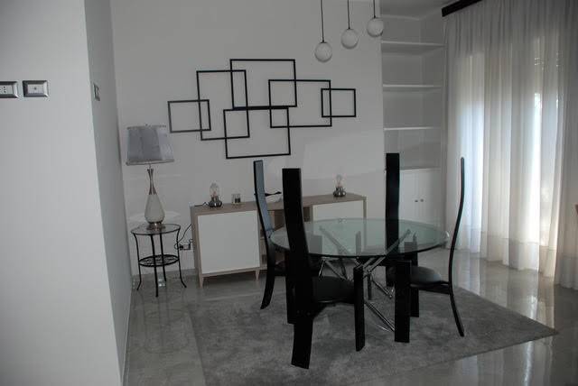 Eur Centro, in via Australia, proponiamo in locazione un esclusivo e raffinato appartamento di 170 mq posto al quarto piano di un elegante edificio 