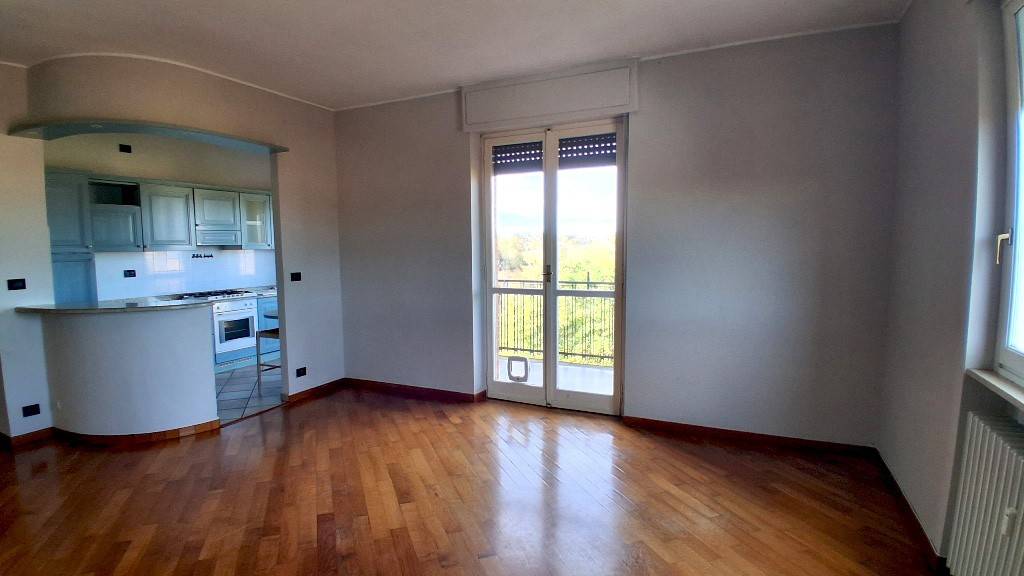 Nel centro di Bene Vagienna, adiacente a tutti i servizi che la cittadina offre, appartamento sito al piano quarto di un fabbricato dotato di 