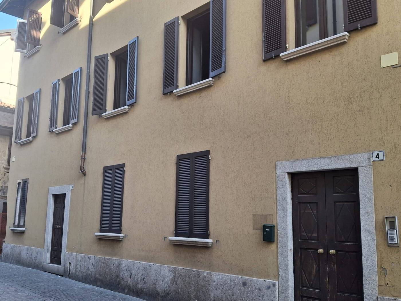 In fase di ristrutturazione totale INTERNA, appartamento al piano primo composto da tre locali con cucina a vista, doppi servizi, balcone. Piccolo 
