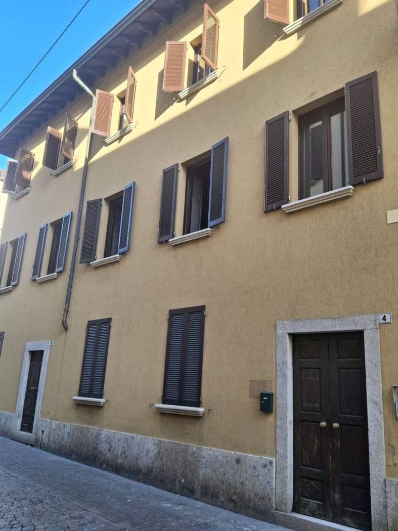 In fase di totale ristrutturazione INTERNA, appartamento composto da soggiorno con cucina, due camere, doppi servizi oltre ad una piccola tavernetta 