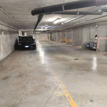Posto auto all'interno di garage condiviso, chiuso con cancello meccanizzato accessibile h24. Misure: metri 5,10x 2,75