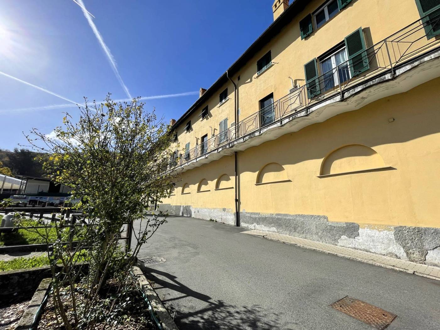 In piccola palazzina proponiamo un appartamento disposto su due livelli abitativi. La particolarità di questo edificio è quella di avere tutti gli 