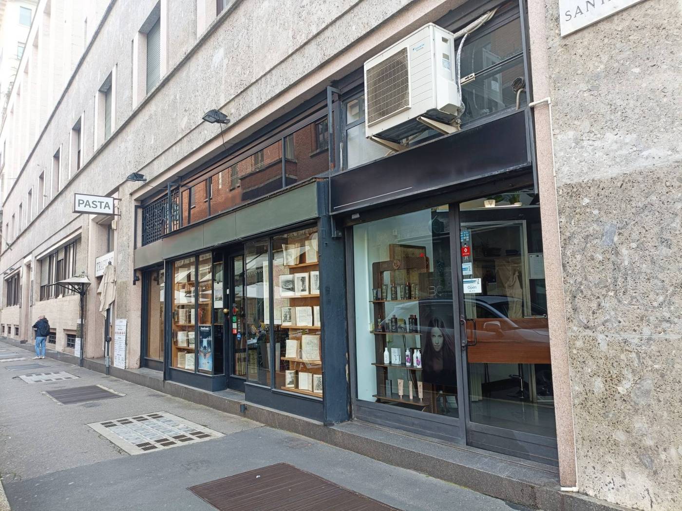 Locale in Affitto in Posizione Strategica a Milano. Scopri un'opportunità unica nel cuore di Milano. Questo spazio commerciale di 162 m², situato in 