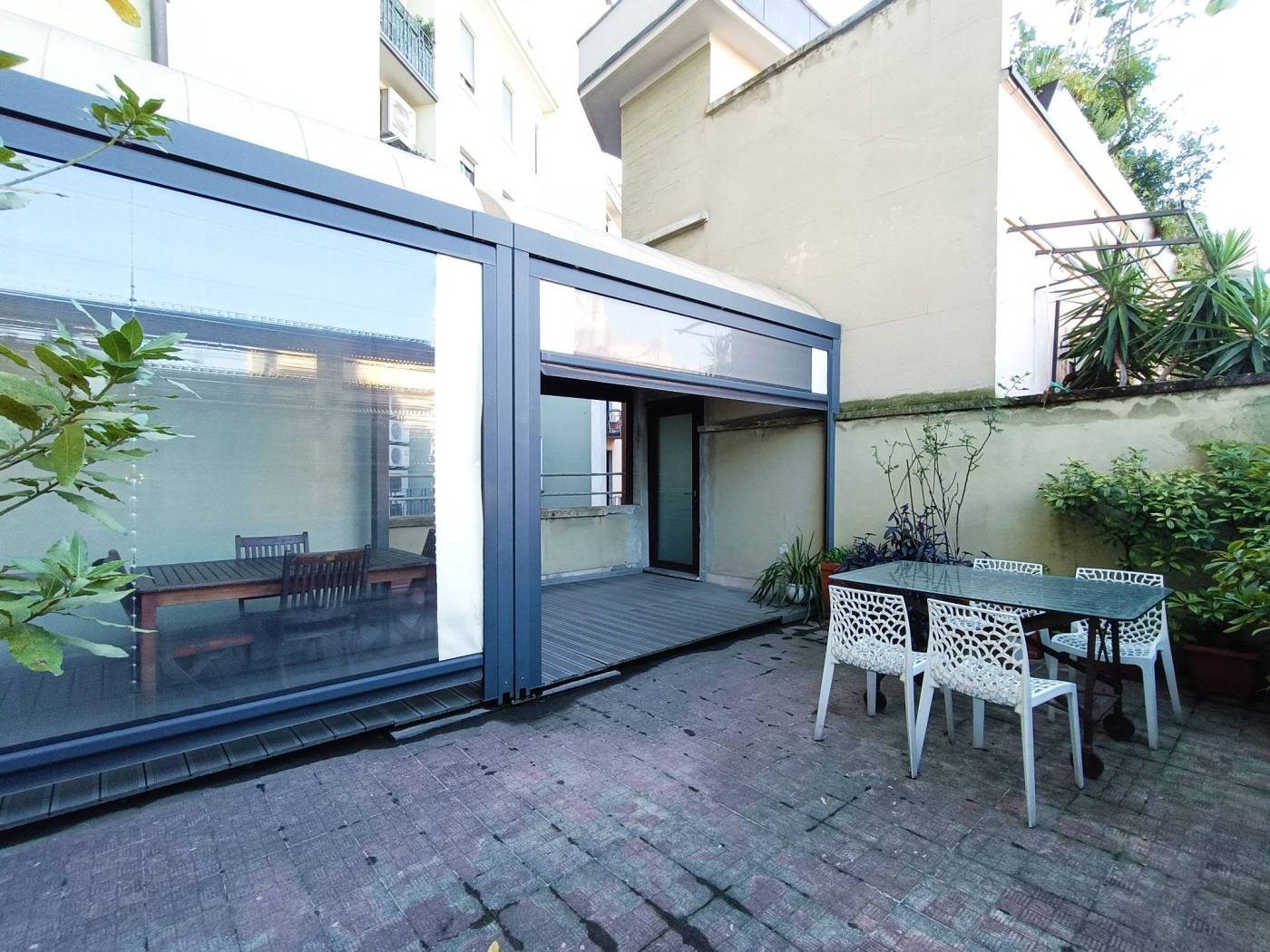 Centro/Via Larga. Elegante ufficio di rappresentanza di 240 mq oltre un ampio terrazzo con vista Duomo. L'immobile vanta di una triplice esposizione 