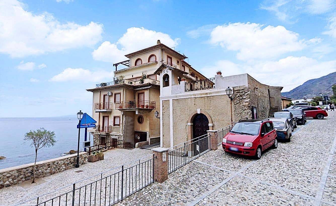 Nel cuore della splendida Chianalea di Scilla, in una delle località più suggestive della Costa Viola, proponiamo in vendita un luminoso appartamento 