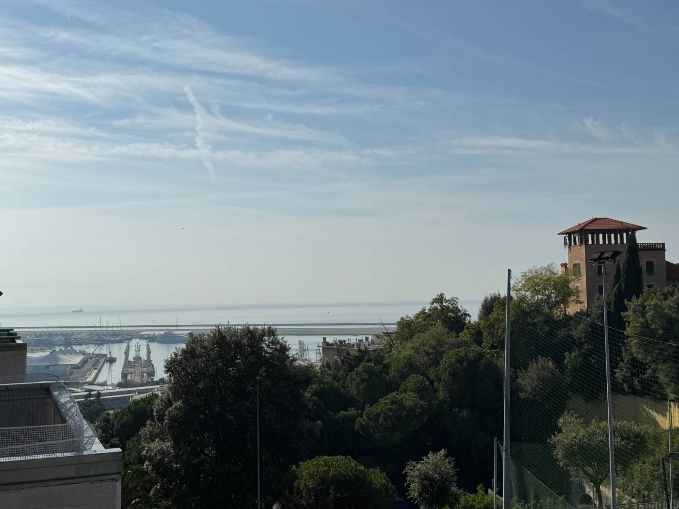 Nel noto e comodissimo contesto del Viale Villa Gavotti con ampia possibilità di parcheggio, totale tranquillità, una piscina sotto casa, campi da 