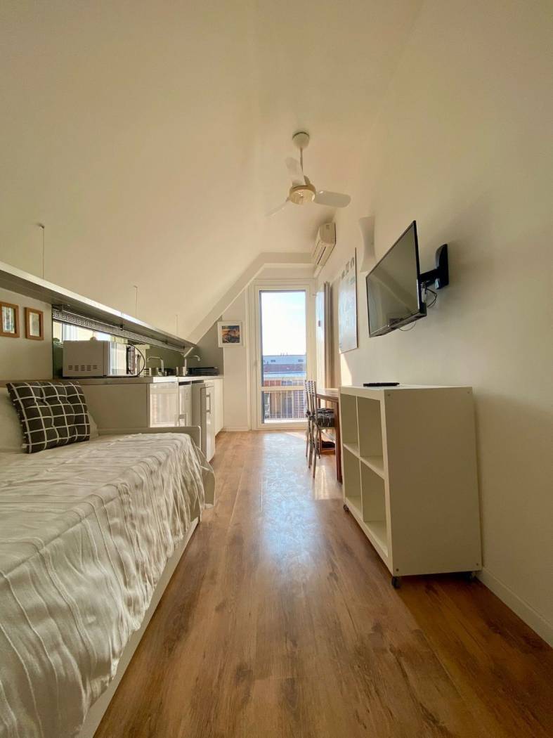 Adiacenze Piazza Risorgimento vendiamo grazioso monolocale di mq 25 dotato di balcone e con bagno finestrato, il tutto è molto luminoso essendo al 5° 