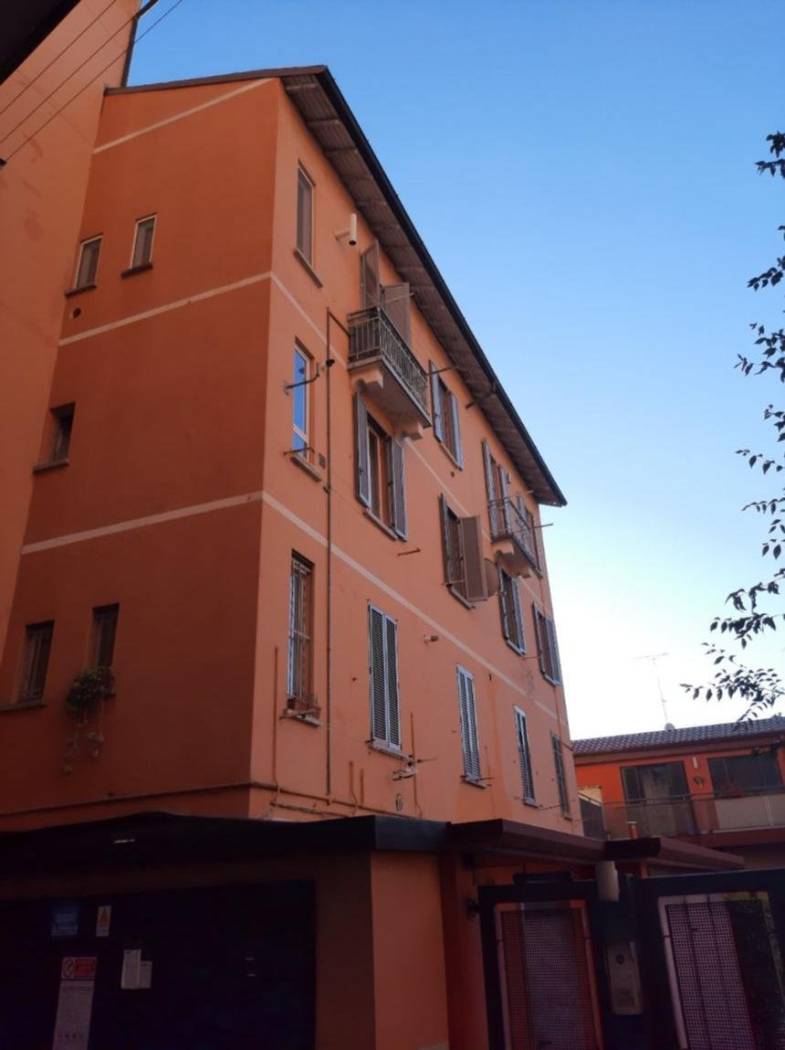 MILANO in Via Lodovico il Moro , in zona servitissima da tram e autobus , vicino alla fermata della metropolitana MM4 , disponiamo di un appartamento 