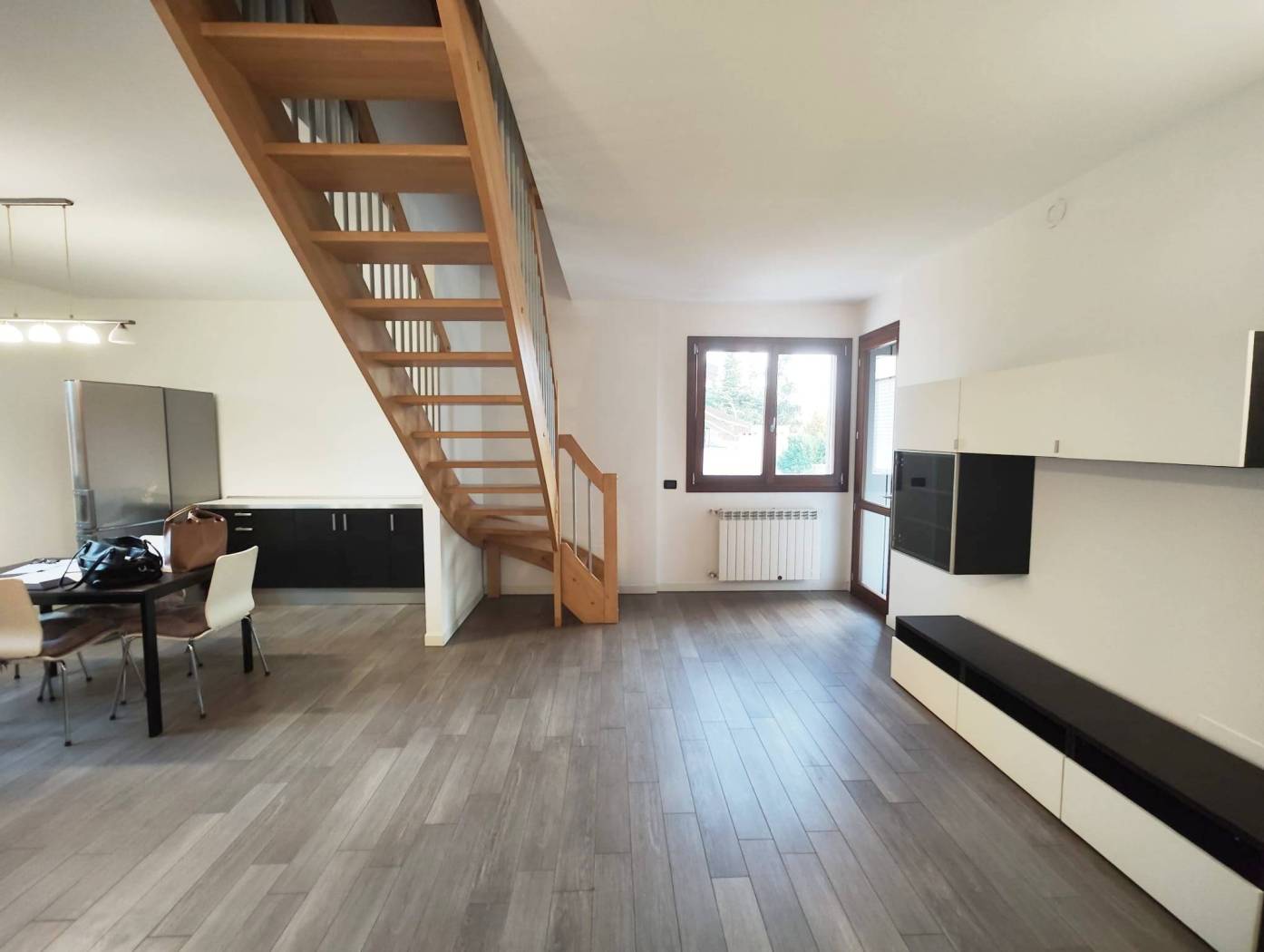 In recente palazzina situata in elegante contesto residenziale, in via a fondo chiuso, proponiamo appartamento immediatamente disponibile e in ottimo 