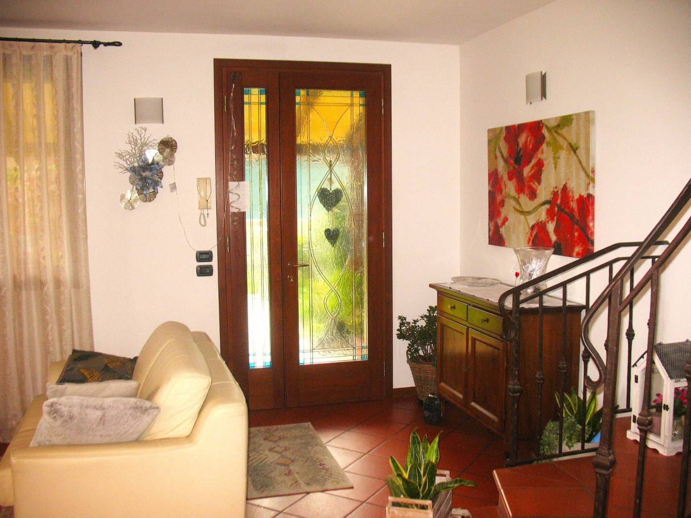 Villa bifamiliare in zona residenziale tranquilla contornata dal verde con ingresso pedonale e carraio indipendente, ampio giardino, composta al 