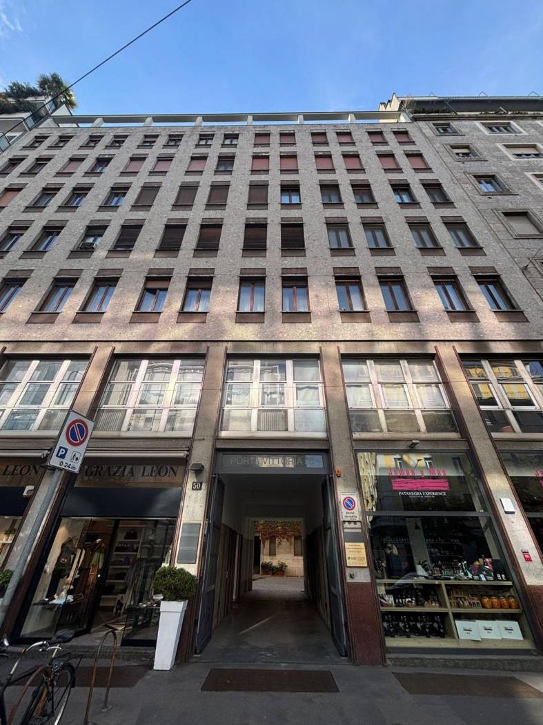 Adiacenze tribunale affittiamo piccolo ufficio di mq 30 composto da ingresso, un locale, ripostiglio/archivio, bagno finestrato completo di vasca. 