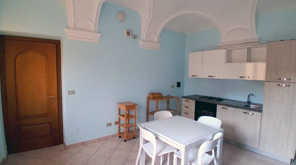 Nel centro storico di Fossano, adiacente a tutti i servizi che la città offre, appartamento ristrutturato ed arredato sito in fabbricato di sole tre 