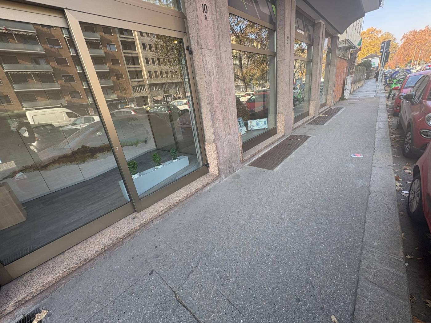 Vicinanze Giardini Reali e Mole Antonelliana, affittasi negozio adatto anche uso ufficio/studio, con quattro vetrine su strada completamente 