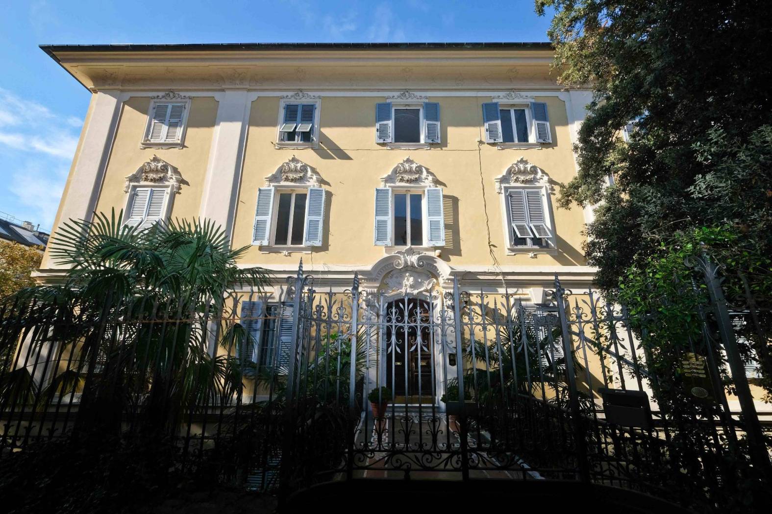 ALBARO Via Parini(adiacentissimo Piazza Leopardi) in prestigiosa Villa dei primi del '900 stile Liberty in perfetto stato generale come tetto 