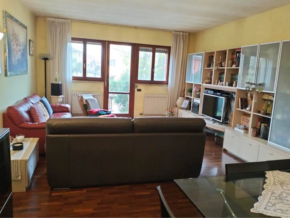 SENIGALLIA zona Saline, in condominio a schiera, appartamento con ingresso indipendente e giardino privato. Internamente composto da ingresso, ampio 